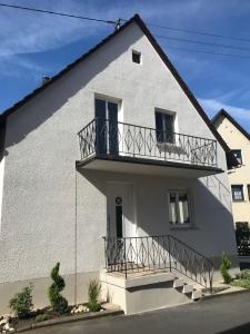 Casa blanca con balcón en Ferienhaus 2 An der Rodach, en Steinwiesen
