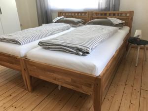 Dos camas individuales en una habitación con suelo de madera. en Ferienhaus 2 An der Rodach, en Steinwiesen