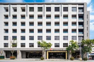 un edificio de oficinas frente a una calle en Lakeshore Hotel Hualien, en Hualien City