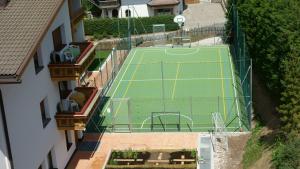 Tennis och/eller squashbanor vid eller i närheten av Apartments Sunseit'n