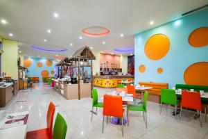 A restaurant or other place to eat at favehotel Manahan - Solo
