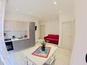 Kuchyňa alebo kuchynka v ubytovaní Oudeis Holidays Apartments Tropea