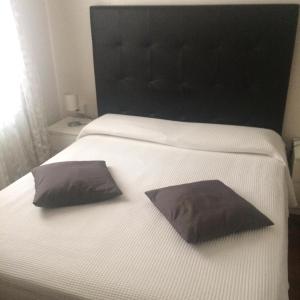 une chambre avec deux lits avec des draps blancs et deux oreillers dans l'établissement Gioiello di Venezia, Suite Calle del Forno, à Venise 14 autres photos