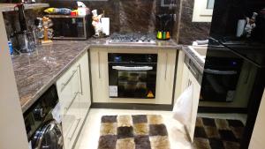 a kitchen with a stove and a rug on the floor at دوبلوكس نيو بورتو كايرو القاهرة الجديدة للعائلات فقط in Cairo