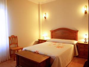 Schlafzimmer mit einem Bett, einem Schreibtisch und einem Stuhl in der Unterkunft Flatguest - Spacious Home in La Garita
