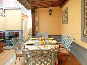 einen Tisch und Stühle auf einer Terrasse in der Unterkunft Flatguest - Spacious Home in La Garita