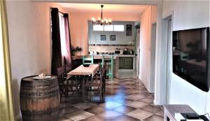 a kitchen with a table and some chairs and a barrel at Appartement Blue Coast in Mahébourg