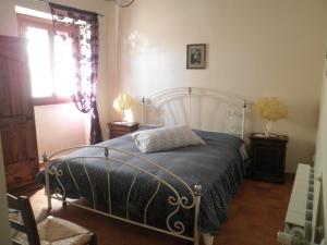 a bedroom with a bed with a black and white comforter at Palazzetto Leonardi in San Polo dei Cavalieri