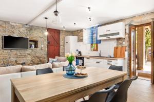 Kuchyňa alebo kuchynka v ubytovaní Rural holiday home Stankolina Opatija
