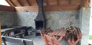 d'une terrasse avec une table et une cheminée. dans l'établissement Szarlotka, à Szczawnica