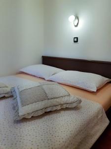 Ein Bett oder Betten in einem Zimmer der Unterkunft Apartments Domalu