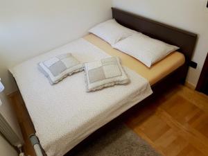 Ein Bett oder Betten in einem Zimmer der Unterkunft Apartments Domalu