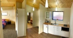Postel nebo postele na pokoji v ubytování Chalets at Okurukuru + 37 fotografií