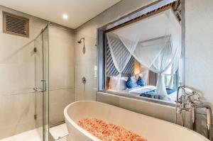 Voodi või voodid majutusasutuse Nirwana Beach & Resort toas
