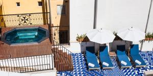 The swimming pool at or close to Hotel Cort