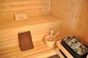 un interior de una sauna con un libro y herramientas en Hotel Lord, en Radom