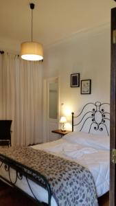 - une chambre avec un grand lit dans l'établissement Nossa Casa na Aldeia, à Viseu