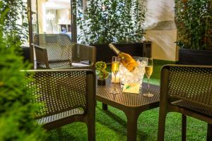 A garden outside City Avenue Hotel by HMG-Free Parking-Free Wi-Fi