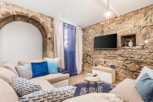 Televízia a/alebo spoločenská miestnosť v ubytovaní Rural holiday home Stankolina Opatija