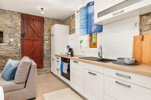 Kuchyňa alebo kuchynka v ubytovaní Rural holiday home Stankolina Opatija