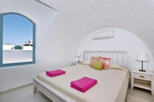 Rúm í herbergi á Aura Marina Apartments Santorini