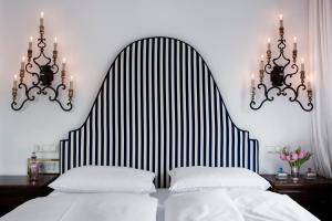 Postel nebo postele na pokoji v ubytování A-ROSA Collection Hotel Thurnher's Alpenhof