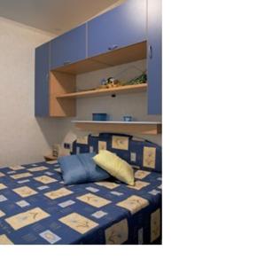 Camping Village Baia del Marinaio tesisinde bir odada yatak veya yataklar