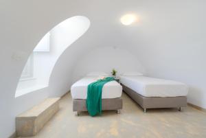 Postel nebo postele na pokoji v ubytování Crystal Villas Santorini