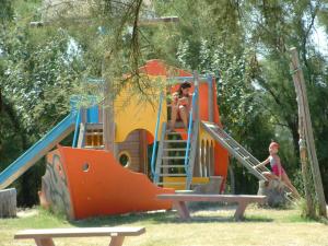 منطقة لعب الأطفال في Camping Village Baia del Marinaio