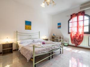 sypialnia z dużym łóżkiem w pokoju w obiekcie Il Giardino dell'Arte w mieście Capoterra