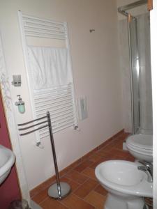 a bathroom with a toilet and a sink at Palazzetto Leonardi in San Polo dei Cavalieri