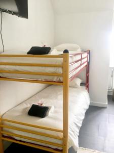 a couple of bunk beds in a room at Maison Blanche in Wielsbeke