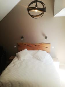 Postel nebo postele na pokoji v ubytování Logis Auberge de Pont Calleck