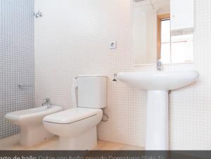 a bathroom with a toilet and a sink at Apartamento zona residencial el palmar in El Palmar