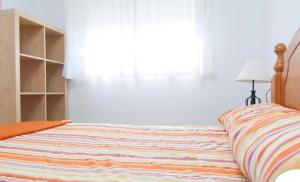 1 dormitorio con cama y ventana en Apartamento zona residencial el palmar en El Palmar