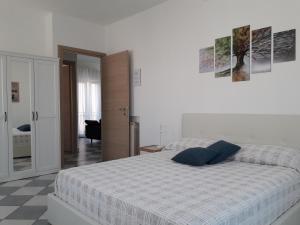 ein Schlafzimmer mit einem Bett mit blauen Kissen darauf in der Unterkunft La Casa dei Gelsi in Castel Gandolfo