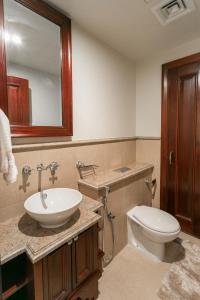 uma casa de banho com um lavatório, um WC e um espelho. em Near Burj Khalifa & Dubai Mall - Zanzabeel em Dubai