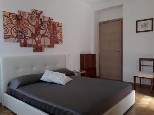 カステル・ガンドルフォにあるLa Casa dei Gelsiのベッドルーム1室(壁に絵画が描かれたベッド1台付)