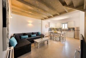 Kuchyň nebo kuchyňský kout v ubytování Crystal Villas Santorini