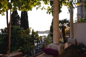 einen Garten mit Bäumen und Blick auf das Wasser in der Unterkunft Villa Matilda in Dubrovnik