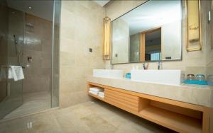 a bathroom with a sink and a shower at Days Hotel by Wyndham Shanxi Xinzhou in Xinzhou