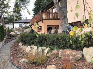 Zahrada ubytování Apartmány Pinie Lipno