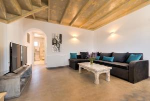 TV a/nebo společenská místnost v ubytování Crystal Villas Santorini