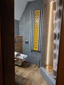 Pokoje Granaty في زومب: حمام فيه مغسلة ومرحاض