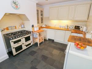 A kitchen or kitchenette at Castle School House