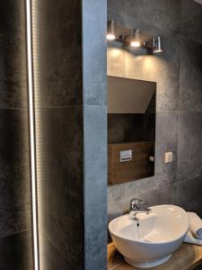 Pokoje Granaty في زومب: حمام مع حوض ومرآة