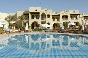 Der Swimmingpool an oder in der Nähe von Three Corners Rihana Resort El Gouna