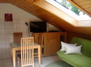 インメンシュタット・イム・アルゴイにあるHolidays in Allgauのリビングルーム(ソファ、テーブル付)、窓が備わります。