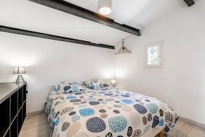 - une chambre avec un lit dans une pièce aux murs blancs dans l'établissement Appartement cosy Verduron vue mer panoramique, à Marseille