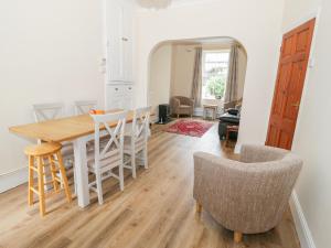 a kitchen and dining room with a table and chairs at 1 Castle Row in Beaumaris